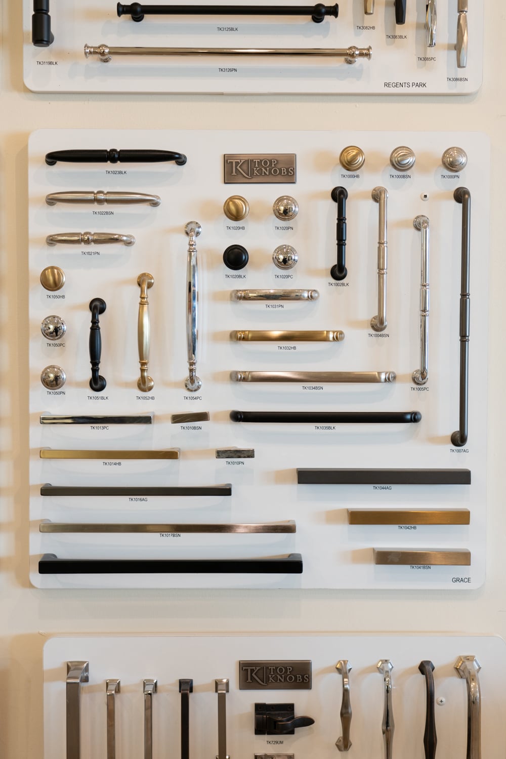 Cabinet hardware selection display
