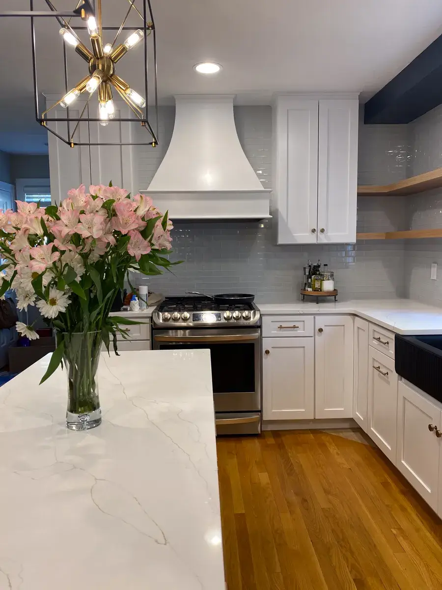 Modern kitchen with Mantra cabinets showcasing custom finishes and contemporary design